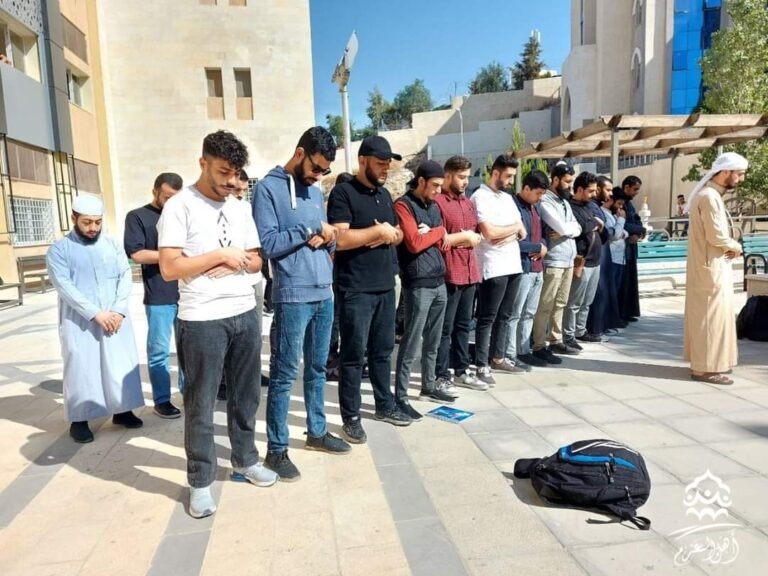 صلاة الغائب على أرواح شهداء غزة في جامعة العلوم الاسلامية