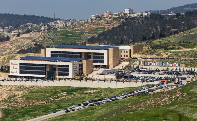 جامعة عمان العربية تكرم الطلبة المتفوقين في الثانوية العامة في لواء الأغوار الجنوبية