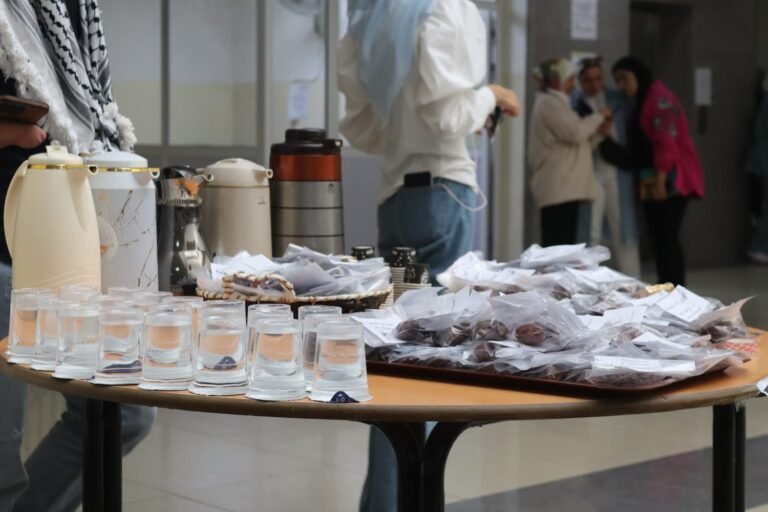 توزيع التمر والماء والقهوة عن أرواح شهداء غزة في الجامعة الأردنية فرع العقبة