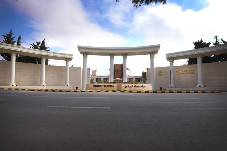 طلبة التصميم الجرافيكي في جامعة البترا يحصدون 13 جائزة في مسابقة عالمية في الهند