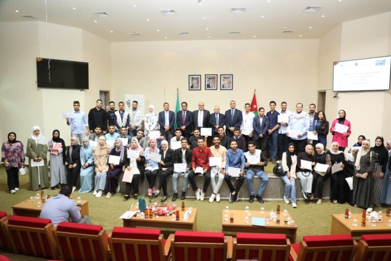 أخو ارشيدة يرعى حفل تخريج طلبة برنامج انا اشارك للفصل الصيفي