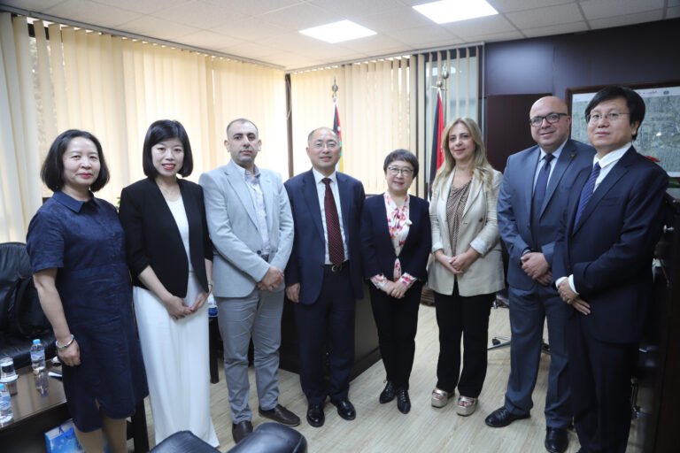 الجامعة الأردنية وجامعة شينيانغ نورمال الصينية تناقشان سبل التعاون