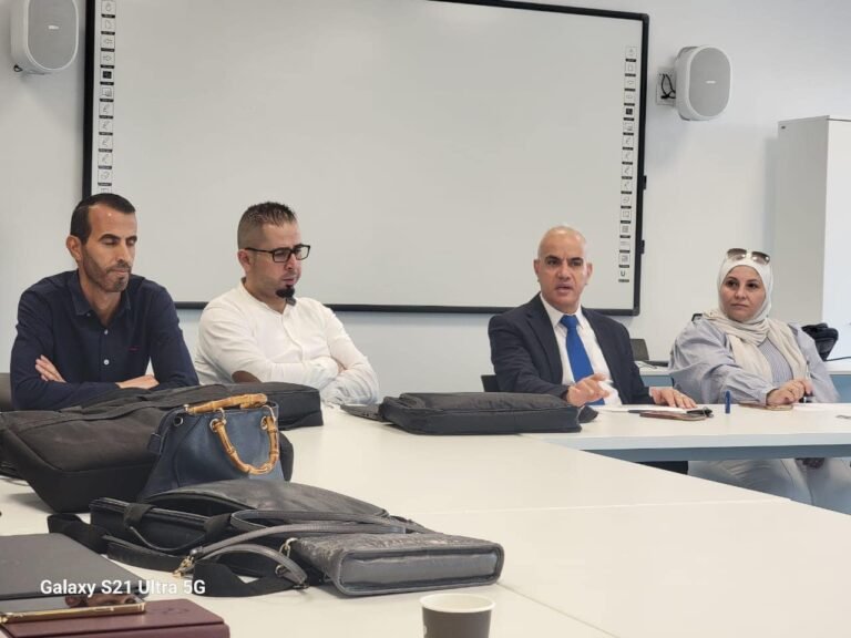 عميد كلية العلوم التربوية في الجامعة الأردنية يلتقي بفريق تدريب برنامج الدبلوم العالي لإعداد المعلمين