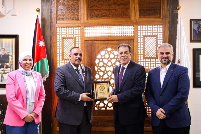 جامعة العلوم الإسلامية تعزز تعاونها مع نقابة الصيادلة