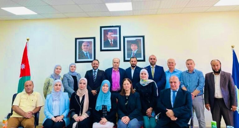 جانب من اجتماع قسم اللغة الإنجليزية والترجمة في جامعة جدارا