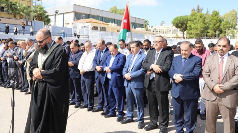 الآلاف في البلقاء التطبيقية يتقدمهم رئيس الجامعة يؤدون صلاة الغائب على أرواح الشهداء في غزة