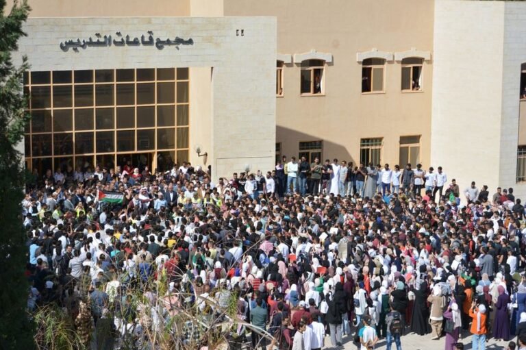 وقفة احتجاجية غاضبة في جامعة الحسين بن طلال