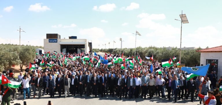 مسيرة تضامنية في جامعة الزرقاء نصرة لغزة