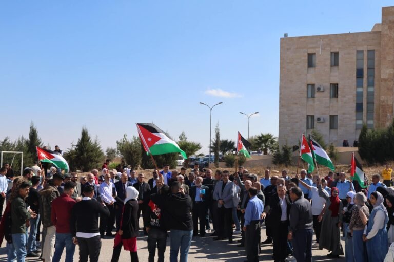 جامعة عجلون الوطنية تنظم وقفة تضامنية احتجاجاً على انتهاكات قوات الاحتلال في غزة