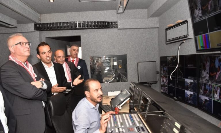 مسّاد يؤكد أهمية “عربة نقل البث الخارجي” في صقل المهارات الإعلامية الميدانية لطلبة كلية الإعلام