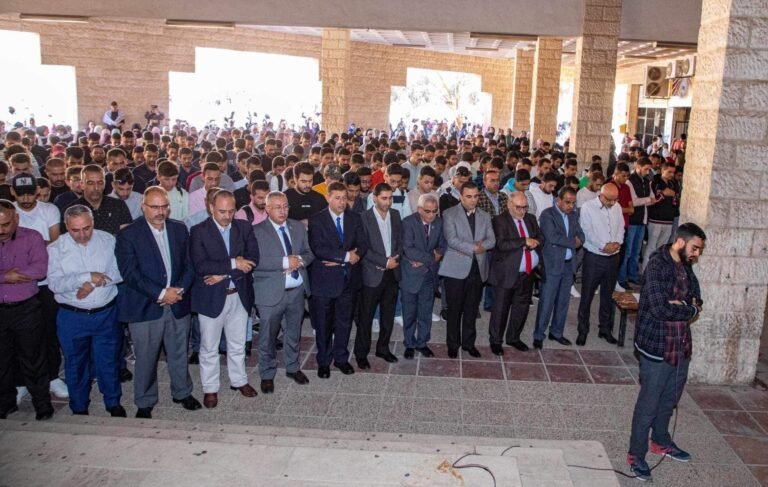 أسرة الجامعة الهاشمية تؤدي صلاة الغائب وتنكس الاعلام حداداً على أرواح الشهداء في غزة