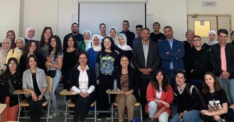 لقاء تعريفي في كلية اللغات والاتصال للطلبة الوافدين في الجامعة الأمريكية