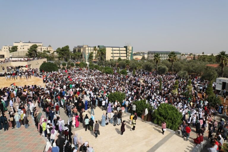 وقفة تضامنية حاشدة في اليرموك نصرة لأهل غزة “العزة والكرامة”