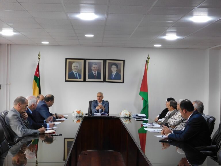 عميد كلية العلوم التربوية يلتقي أعضاء اللجنة الفنية لمدرسة الجامعة الأردنية