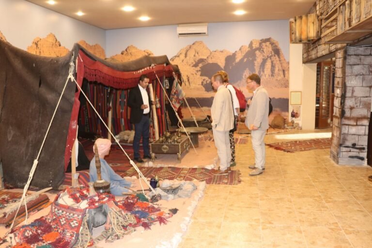 وفد أكاديمي من جامعة زيجيد الهنغارية يزور كلية الآثار والسياحة في الجامعة الأردنية