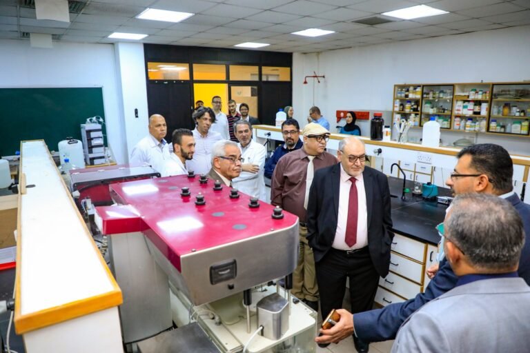 رئيس الجامعة الهاشمية يطلع على أجهزة حديثة ومتطوره في مختبرات قسم الكيمياء
