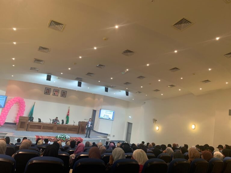 مركز خدمة وتنمية المجتمع في جامعة آل البيت ينظم ورشة عمل حول كيفية كتابة السيرة الذاتية