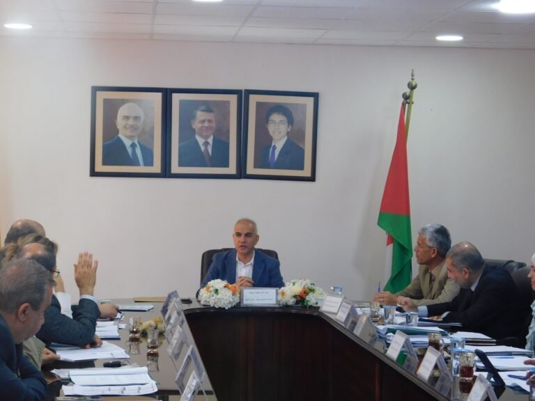 جانب من جلسة مجلس كلية العلوم التربوية في الجامعة الأردنية