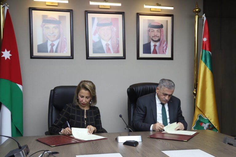 “الأردنية ومختبرات “مِدلاب” توقعان اتفاقية تعاون لإنشاء مختبرين تعليميين لطلبة العلوم الطبية المخبرية