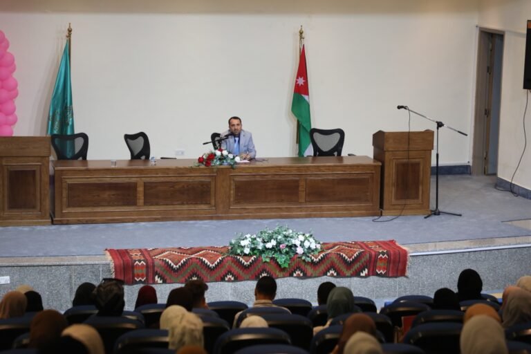 كلية الآداب في جامعة آل البيت تنظم محاضرة توعوية لطلبتها