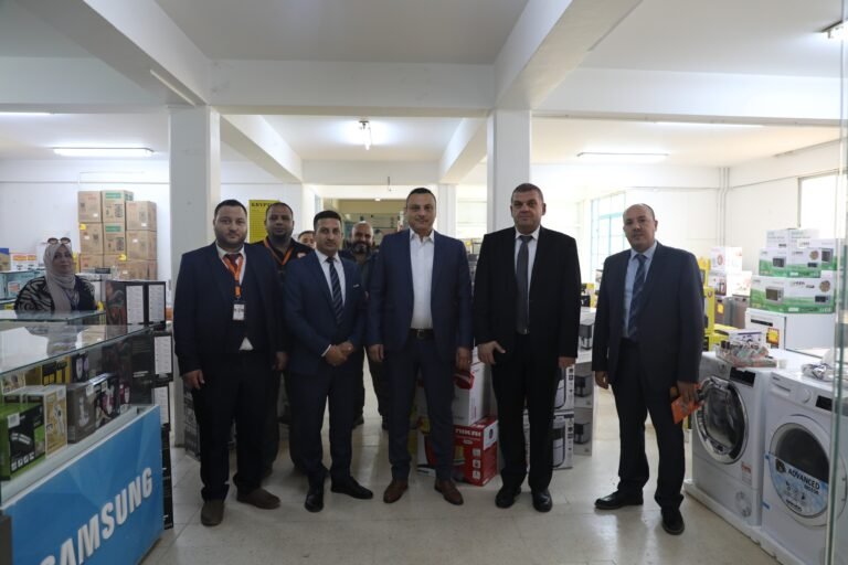 نزال يفتتح المعرض التسويقي لشركة “ركن بغداد” في جامعة آل البيت