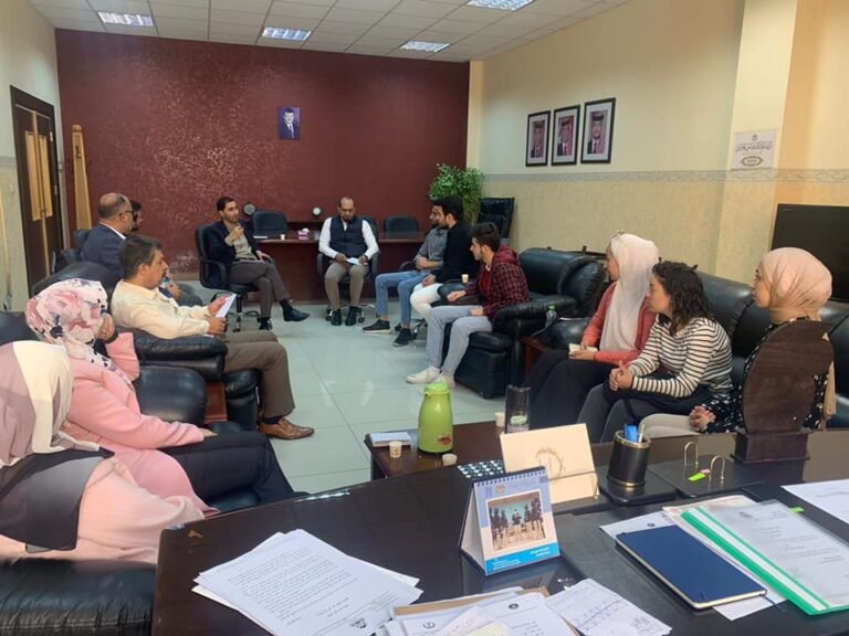 عميد شؤون الطلبة الدكتور باسل المشاقبة يلتقي مجموعة من الطلبة