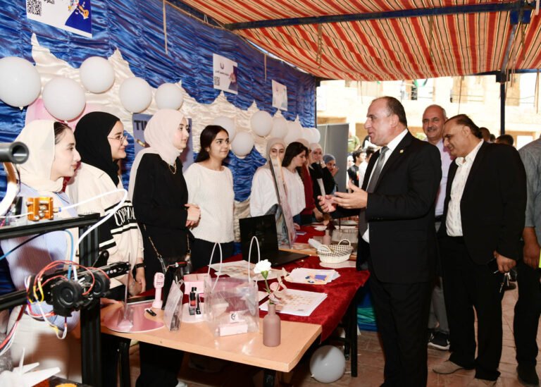 خيمة إرشادية للطلبة المستجدين في جامعة العلوم والتكنولوجيا
