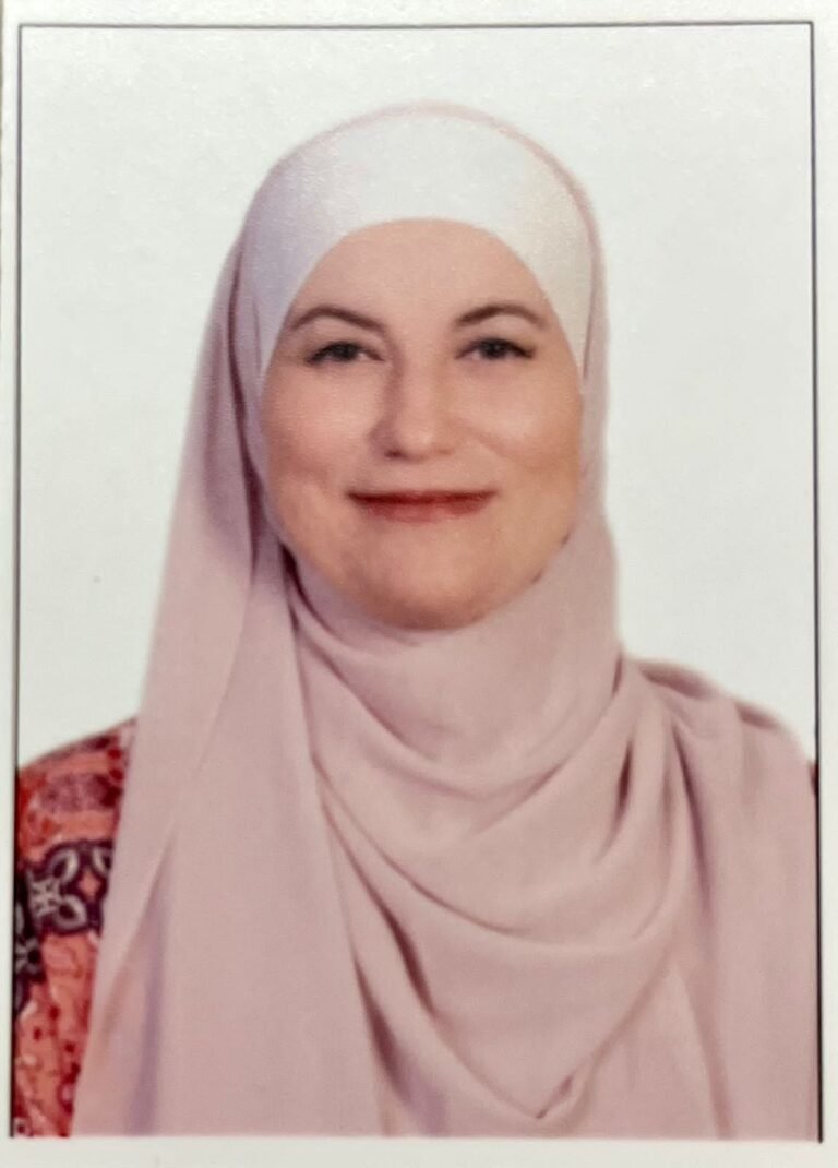التحاق الدكتورة عايده اومت بقسم اللغة الانجليزية