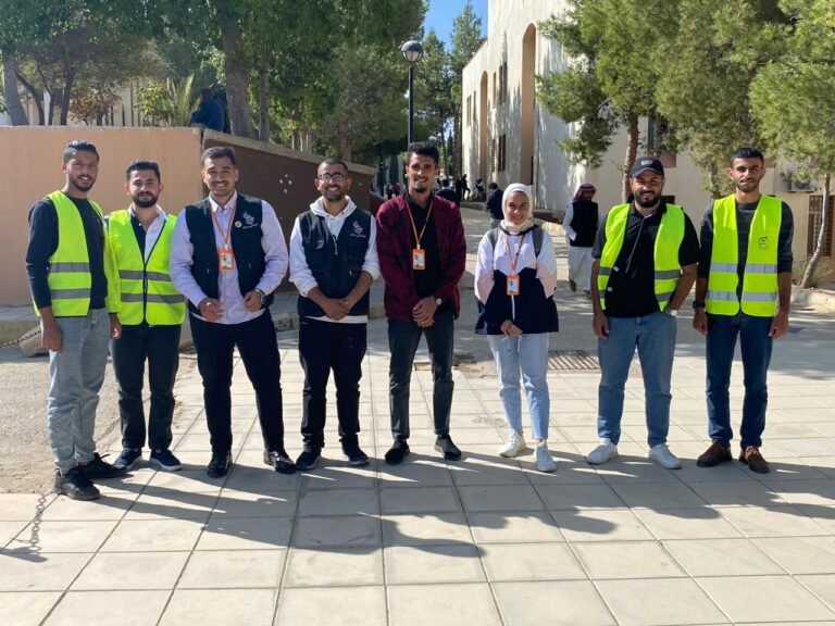 مبادرة “مي وملح” في جامعة مؤتة توزع الماء عن ارواح شهداء غزة