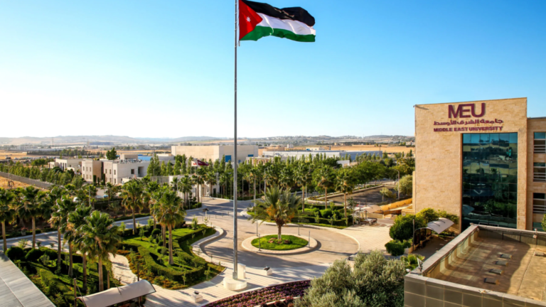 طلبة الكليات الطبية في جامعة الشرق الأوسط يتدربون على المعلوماتية الصحية بعد اتفاقية تعاون مع “حكيم”