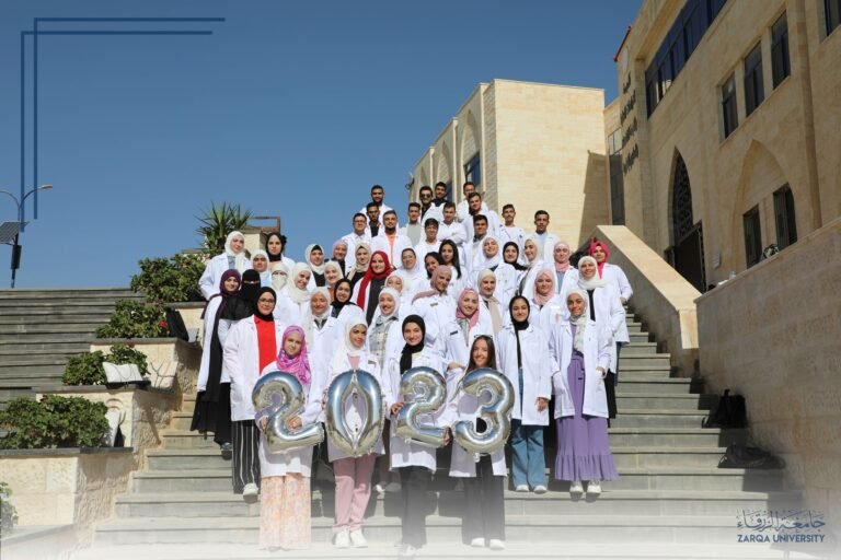 عميد كلية الصيدلة في جامعة الزرقاء يلتقي الطلبة المستجدين