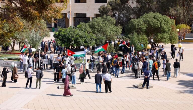 وقفة تضامنية حضارية صامتة نصرة لغزة الصامدة الصابرة في الجامعة الهاشمية