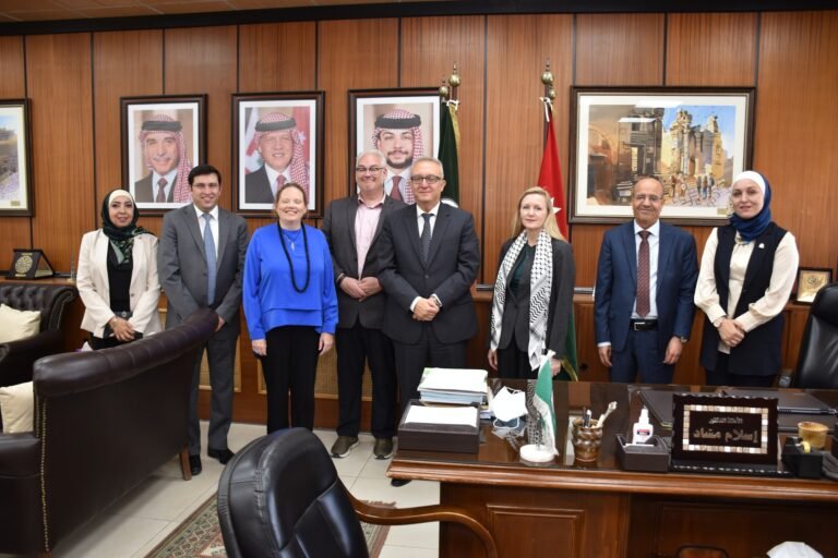 وفد من اللجنة الأمريكية للتبادل التعليمي “فولبرايت” يزور اليرموك