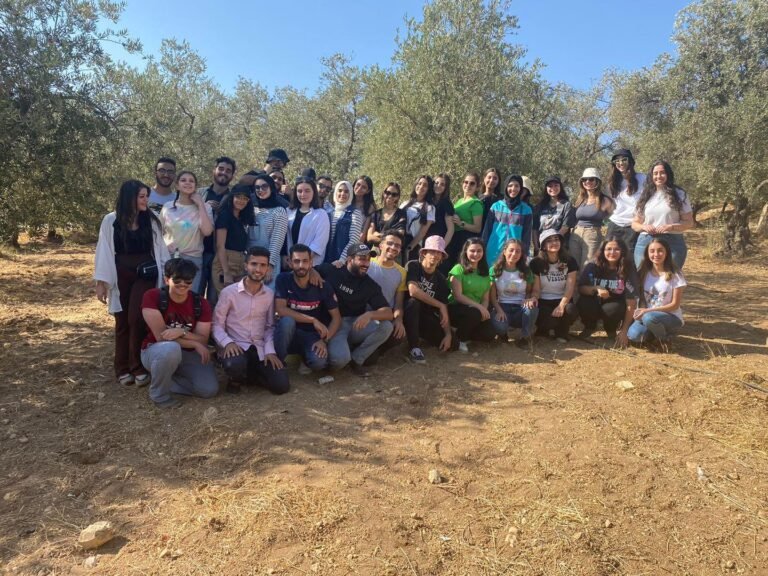 طلبة الجامعة الأمريكية في مادبا خلال مبادرة تطوعية في جرش