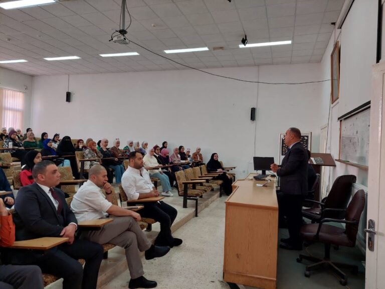 عميد كلية التمريض في جامعة مؤتة يلتقي طلبة الكلية المستجدين