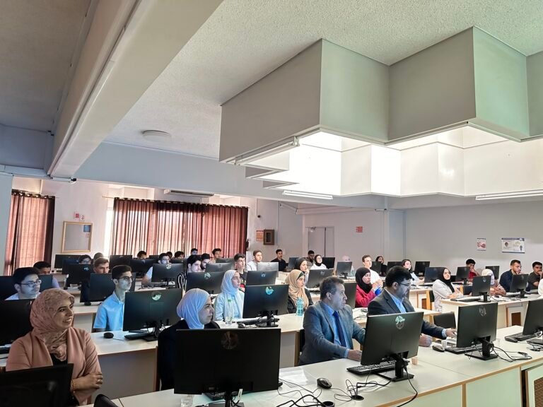 ورشة علمية بعنوان “مقدمة إلى تكنولوجيا طائرات التحكم عن بعد: تأثير الذكاء الاصطناعي والشبكات” في جامعة العلوم والتكنولوجيا