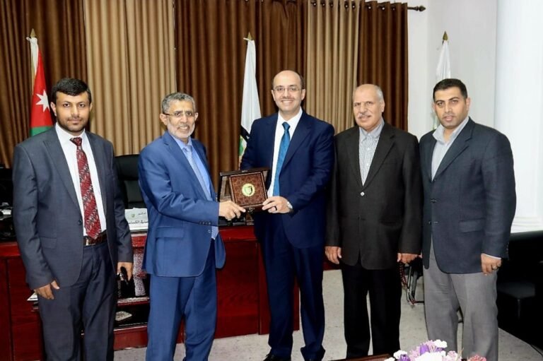 رئيس جامعة العلوم والتكنولوجيا اليمنية يزور المركز الوطني للتدريب وتأهيل المدربين في جامعة البلقاء التطبيقية