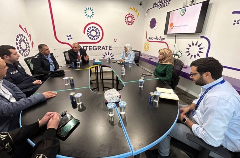 وفد من مديريه الأمن العام يزور مركز الابتكار والابداع وريادة الاعمال في جامعة البلقاء التطبيقية