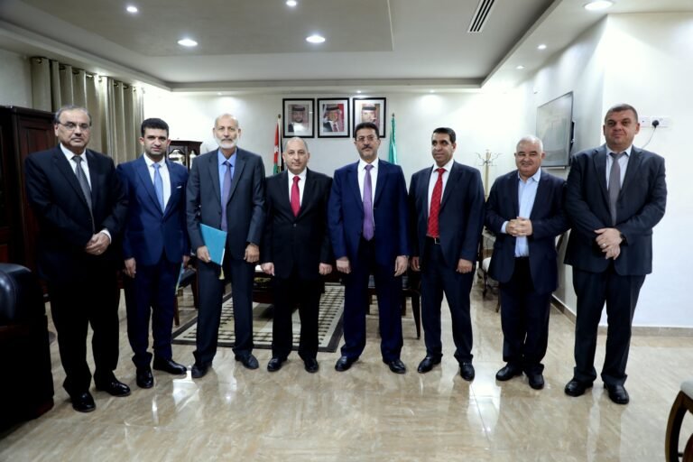 رئيس جامعة آل البيت يلتقي نخبة من الاساتذة والباحثين المتميزين ويكرمهم