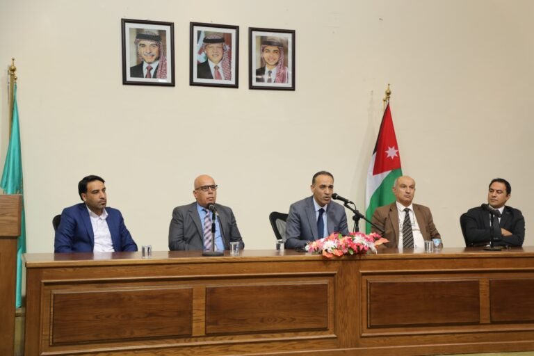 عميد كلية العلوم التربوية في جامعة آل البيت يلتقي الطلبة الجدد في مدرج البخيت