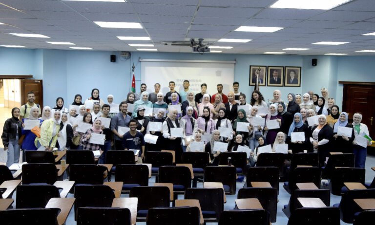 مركز الترجمة في “الأردنية” يخرج 120 طالبا وطالبة شاركوا في دورة الترجمة القانونية والمالية