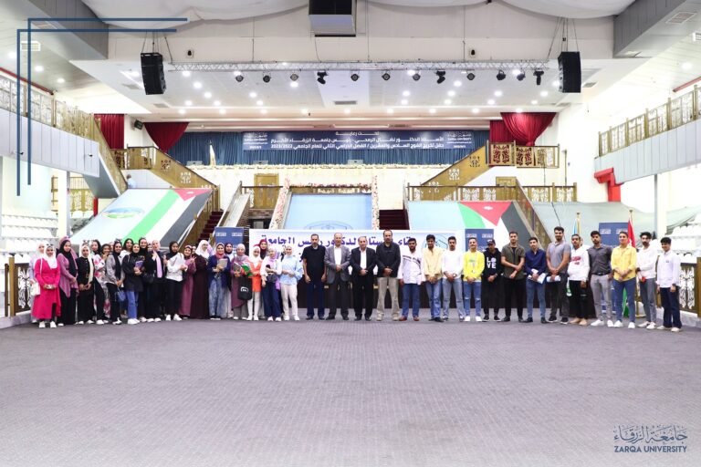 عميد كلية الآداب في جامعة الزرقاء يلتقي الطلبة المستجدين