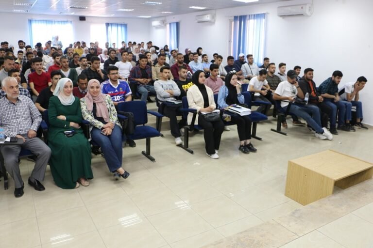 عميد علوم الحاسوب في جامعة جرش يلتقي الطلبة الجدد