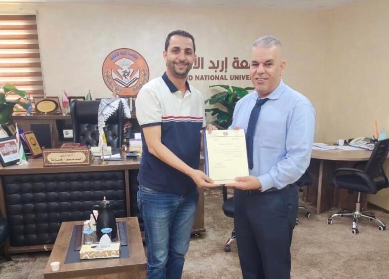 رئيس جامعة إربد الأهلية يُكرم الطالب غيث الدويري لتميزه في تخصص العلوم المالية والمصرفية لدرجة الماجستير