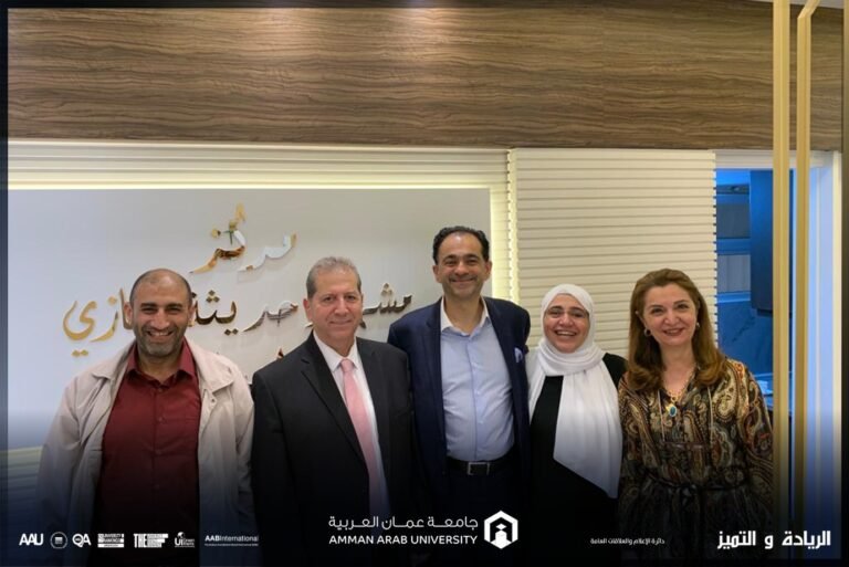 وفد من “عمان العربية” يزور مركز مشهور الجازي للإبداع