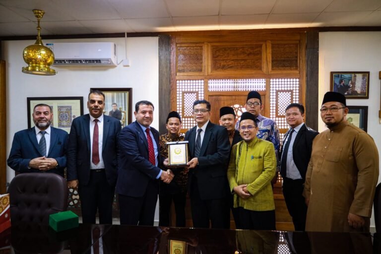 الملحق الثقافي الإندونيسي يزور العلوم الإسلامية لبحث تعزيز التعاون