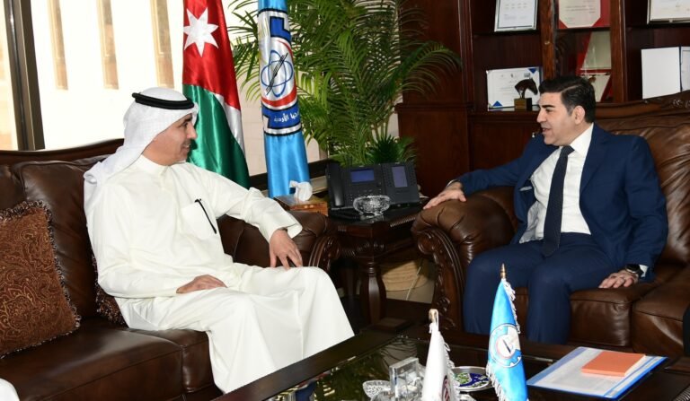 جامعة العلوم والتكنولوجيا الأردنية والسفارة الكويتية تبحثان التعاون
