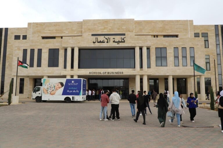 كلية الأعمال في جامعة آل البيت تقيم حملة للتبرع بالدم لصالح أهلنا في قطاع غزة