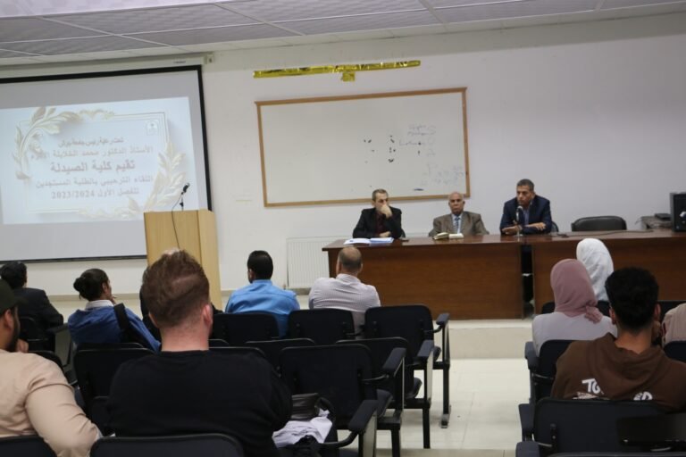 عميد صيدلة جرش يلتقي طلبتها الجدد