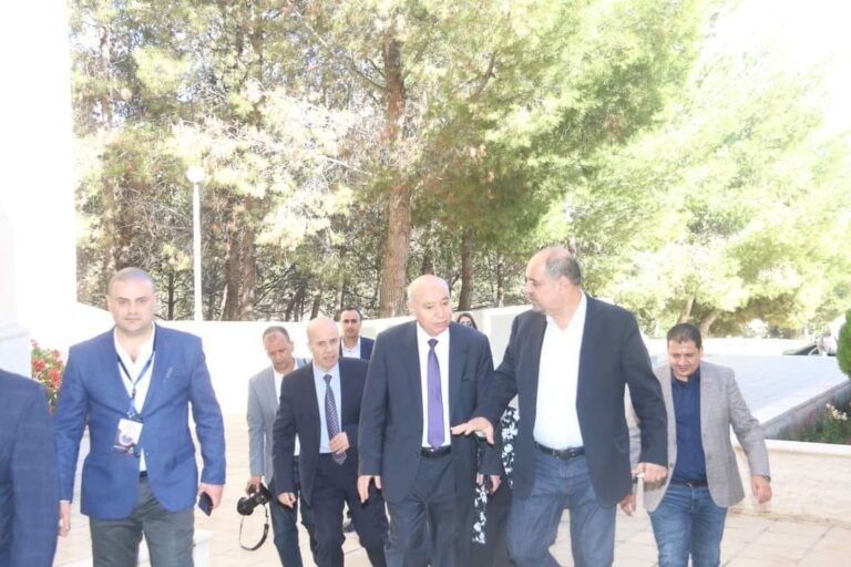 وزير الاقتصاد الرقمي والريادة يزور مركز التعليم الالكتروني